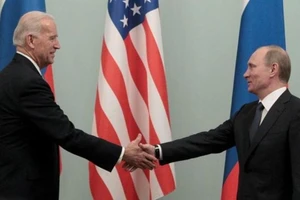 Thủ tướng Nga Vladimir Putin bắt tay cựu Phó Tổng thống Mỹ Joe Biden trong cuộc gặp tại Moscow vào ngày 10-3-2011.