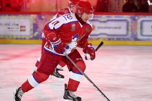 Tổng thống Nga Vladimir Putin (số áo 11) thi đấu khúc côn cầu trên băng tại Quảng trường Đỏ vào dịp Giáng sinh năm 2019. Ảnh: TASS