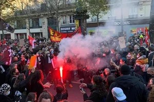 Người dân Pháp xuống đường biểu tình phản đối dự luật an ninh mới và hành vi bạo lực của cảnh sát.