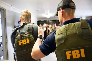 Hai nhân viên FBI đang làm nhiệm vụ. Ảnh: PUBLIC DOMAIN