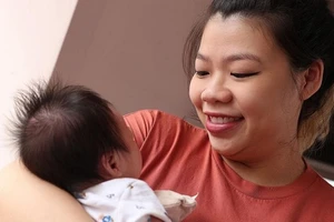 Chị Celine Ng-Chan và con trai. Ảnh: THE STRAIT TIMES