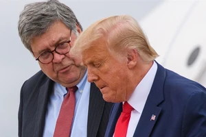Bộ trưởng Tư pháp Mỹ William Barr (trái) trao đổi với Tổng thống Donald Trump (phải) trong một phiên làm việc ở Nhà Trắng hồi tháng 10-2019. Ảnh: REUTERS 
