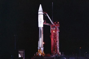 Hình ảnh tên lửa Centaur chuẩn bị rời khỏi Trái đất tiến tới mặt trăng vào năm 1966. Ảnh: AP