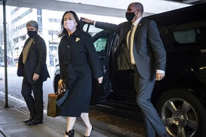 Bà Mạnh Vãn Châu bước vào Tòa án Tối cao tỉnh British Columbia (Canada) tham gia phiên tòa hồi tháng 11. Ảnh: AP