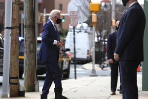 Ông Joe Biden di chuyển với chiếc giày tập đi. Nguồn: GETTY