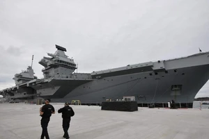 Tàu sân bay HMS Queen Elizabeth của Anh tại căn cứ Hải quân Portsmouth. Ảnh: AFP