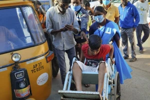 Một bệnh nhân được di chuyển đến bệnh viện thuộc thành phố Eluru, bang Andhra Pradesh (Ấn Độ). Ảnh: AP