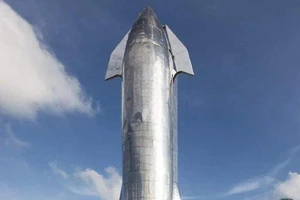 Tên lửa SN8 nguyên mẫu mang tàu vũ trụ Starship. Ảnh: SPUTNIK NEWS