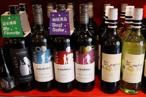 Rượu vang nhập khẩu từ Úc được bày bán tại TP Bắc Kinh (Trung Quốc). Ảnh: REUTERS