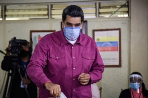 Đương kim Tổng thống Venezuela Nicolas Maduro đi bỏ phiếu hôm 6-12. Ảnh: GETTY