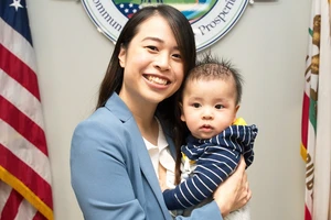 Bà Jocelyn Yow - tân Thị trưởng TP Eastvale (California, Mỹ) - và con trai. Ảnh: CBS