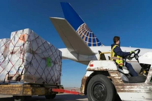 Những lô vaccine COVID-19 đầu tiên từ nhà máy của Pfizer/BioNTech. Ảnh: United Airlines/REUTERS