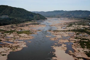Hạn hán ở hạ nguồn sông Mekong. Ảnh: LILLIAN SUWANRUMPHA/AFP