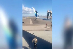 Hình ảnh được lấy từ đoạn clip được quay bởi một hành khách trên máy bay.