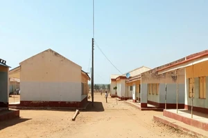 Cướp tấn công trường học, hàng trăm học sinh mất tích 