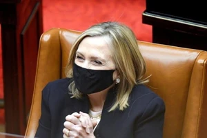 Bà Clinton bỏ phiếu cho ông Biden, kêu gọi bỏ đại cử tri đoàn