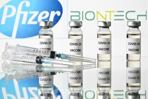 Lọ vaccine ngừa COVID-19 do Pfizer-BioNTech sản xuất.