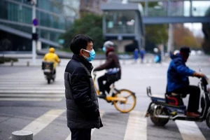 Người dân đeo khẩu trang trên đường phố Vũ Hán, Trung Quốc, ngày 17-12.