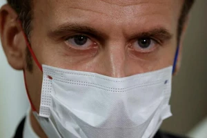 Tổng thống Pháp Emmanuel Macron đeo khẩu trang.