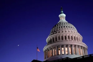 Mỹ sắp ra gói giải cứu 900 tỉ USD, chuẩn bị phát tiền cho dân