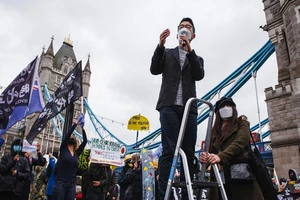 Nhà hoạt động chính trị lưu vong Nathan Law phát biểu tại một cuộc biểu tình gần đây ở London. Ảnh: SCMP