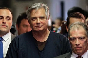 Cựu quản lý chiến dịch tranh cử cho Tổng thống Trump vào năm 2016 - ông Paul Manafort được dẫn đến tòa án New York, ngày 27-6-2019.