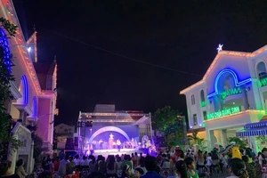 Người dân TP.HCM mừng Giáng sinh tại khu vực trung tâm TP. Ảnh: Q.TRANG 