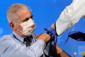 Tiến sĩ Anthony Fauci được tiêm vaccine ngừa COVID-19 vào ngày 22-12.
