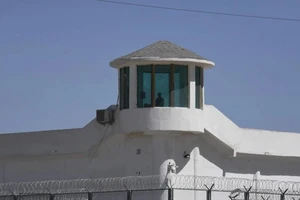 Một tháp canh tại một cơ sở an ninh cao gần nơi được cho là trại cải tạo người Duy Ngô Nhĩ của chính quyền Trung Quốc ở Tân Cương.