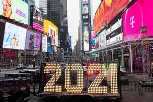 Công tác chuẩn bị đón năm mới 2021 tại Quảng trường Thời đại ở TP New York (Mỹ). Ảnh: CNBC