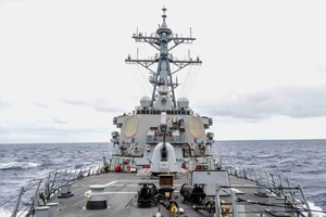 Tàu khu trục mang tên lửa dẫn đường USS John S McCain. Ảnh: US NAVY