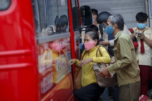 Khách đổ về bến xe miền Đông Tết Dương lịch