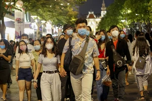 Hàng ngàn người đổ về phố Nguyễn Huệ chào năm mới