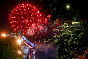 Pháo hoa tưng bừng đón chào năm 2021