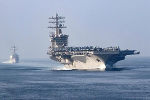 Tàu sân bay USS Nimitz (đầu tiên) và nhóm tàu hộ tống trong hải trình tới eo biển Hormuz hồi ngày 9-11-2020. Ảnh: NAVY TIMES