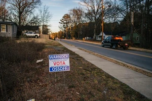 Bảng hiệu ủng hộ bầu cử cho các ứng cử viên Thượng viện Dân chủ Jon Ossoff và Raphael Warnock ở Georgia, ngày 3-1.
