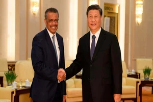 Tổng giám đốc WHO Tedros bắt tay với Chủ tịch Trung Quốc Tập Cận Bình. Ảnh: Naohiko Hatta/AFP 