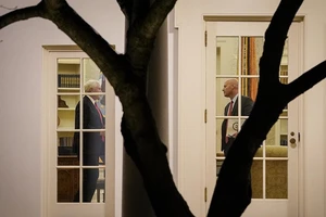 Phó Tổng thống Mỹ Mike Pence (trái) và Chánh Văn phòng Phó Tổng thống March Short (phải) tại phòng Bầu dục hôm 4-1. Ảnh: GETTY