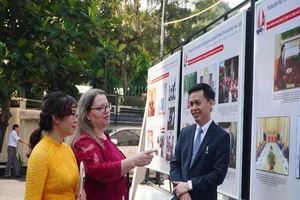 Tổng LSQ Mỹ, Cục Văn thư giới thiệu hình ảnh 25 năm QH Việt-Mỹ