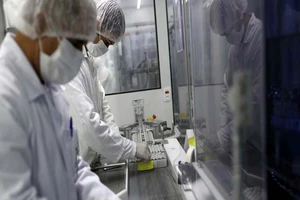 Các nhân viên y tế Brazil. Ảnh: Amanda Perobelli/REUTERS