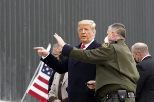 Ông Trump thăm bức tường biên giới với Mexico