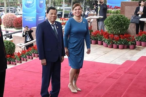 Tổng thống Philippines Rodrigo Duterte (trái) và con gái Inday Sara (phải) cùng tham gia Diễn đàn châu Á Bác Ngao theo lời mời của nước chủ nhà Trung Quốc. Ảnh: PHỦ TỔNG THỐNG PHILIPPINES