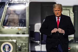 Tổng thống Mỹ Donald Trump ở căn cứ không quân Andrews (bang Maryland) hôm 12-12-2020. Ảnh: AP