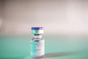 Lọ vaccine ngừa COVID-19 do tập đoàn dược phẩm Mỹ Pfizer kết hợp sản xuất cùng công ty công nghệ sinh học Đức BioNTech.