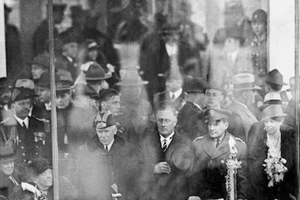 Cựu Tổng thống Mỹ Franklin D. Roosevelt tại lễ duyệt binh khai mạc cho buổi lễ nhậm chức của ông ở thủ đô Washington D.C.