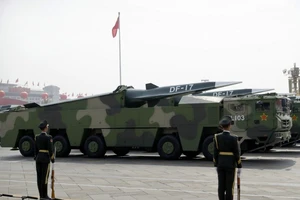 Tên lửa siêu thanh DF-17 trong lễ duyệt binh ở Bắc Kinh năm 2019. Ảnh: AP