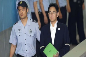 Phó Chủ tịch Tập đoàn Samsung Lee Jae-yong (phải). Ảnh: REUTERS.