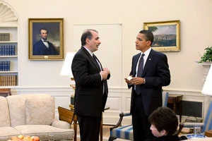 Ông Barack Obama (phải) và ông David Axelrod (trái) nói chuyện trong Nhà Trắng hồi năm 2009. Ảnh: GETTY IMAGES