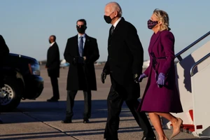 Ông Joe Biden bước xuống máy bay tại căn cứ không quân Andrews, chuẩn bị di chuyển về Washington D.C. ngày 19-1. Ảnh: REUTERS 