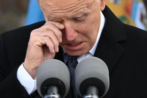 Ông Biden khóc trong lúc phát biểu. Ảnh: AFP